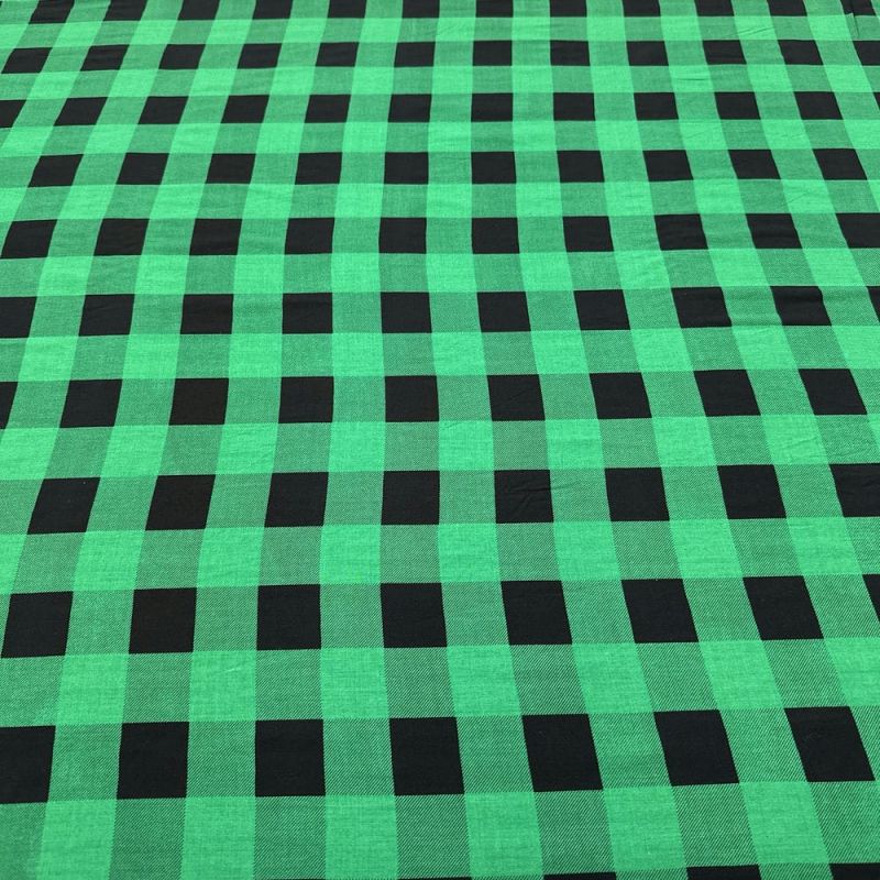 Tecido Viscose Estampada Xadrez Preto e Verde Bandeira • Luema Tecidos