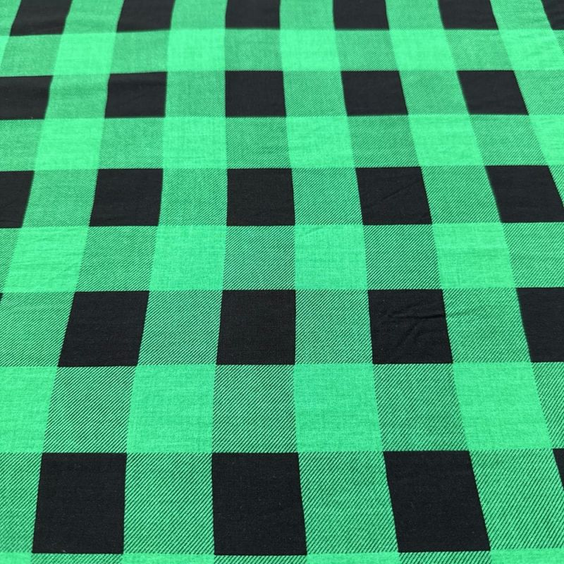 Tecido Viscose Estampada Xadrez Preto e Verde Bandeira • Luema Tecidos