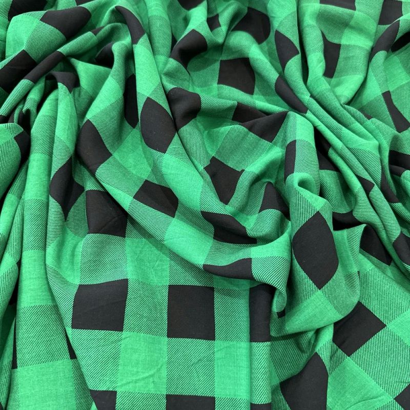Tecido Viscose Estampada Xadrez Preto e Verde Bandeira • Luema Tecidos