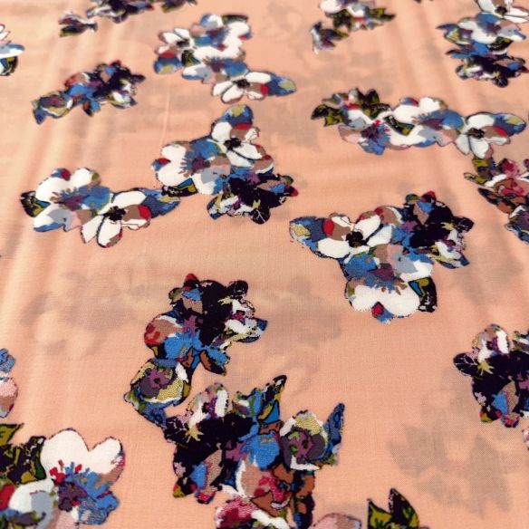 Tecido Viscose Floral Colorido Fundo Rosa Creme • Luema Tecidos