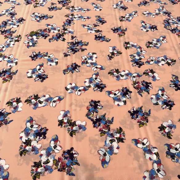 Tecido Viscose Floral Colorido Fundo Rosa Creme • Luema Tecidos